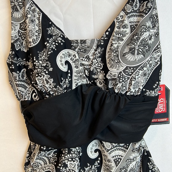 St John’s Bay Black & White SZ 12 1 Piece Halter Bathing Suit Adjustable Straps - Picture 2 of 8